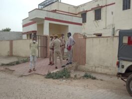 मकान की छत पर सो रहे युवक की गोली मारकर हत्या, मृतक की पत्नी पर भी धारदार हथियार से हमला, पिता को धक्का देकर गिराया