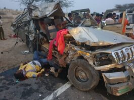 बीकानेर के जामसर के पास सड़क हादसा, बजरी के ट्रक से टकराई बोलेरो, तीन की मौत, सात घायल