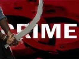 घर में घुस कर महिला का तलवार से सिर काटा , माँ का शव देखा कर चीख पड़ा बेटा