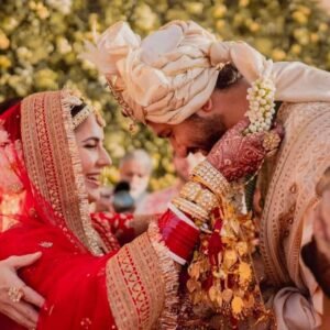 लाल जोड़े में सजी कैटरीना बेहद सुंदर नजर आ रही हैं