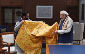 PM मोदी चादर सौंपते हुए